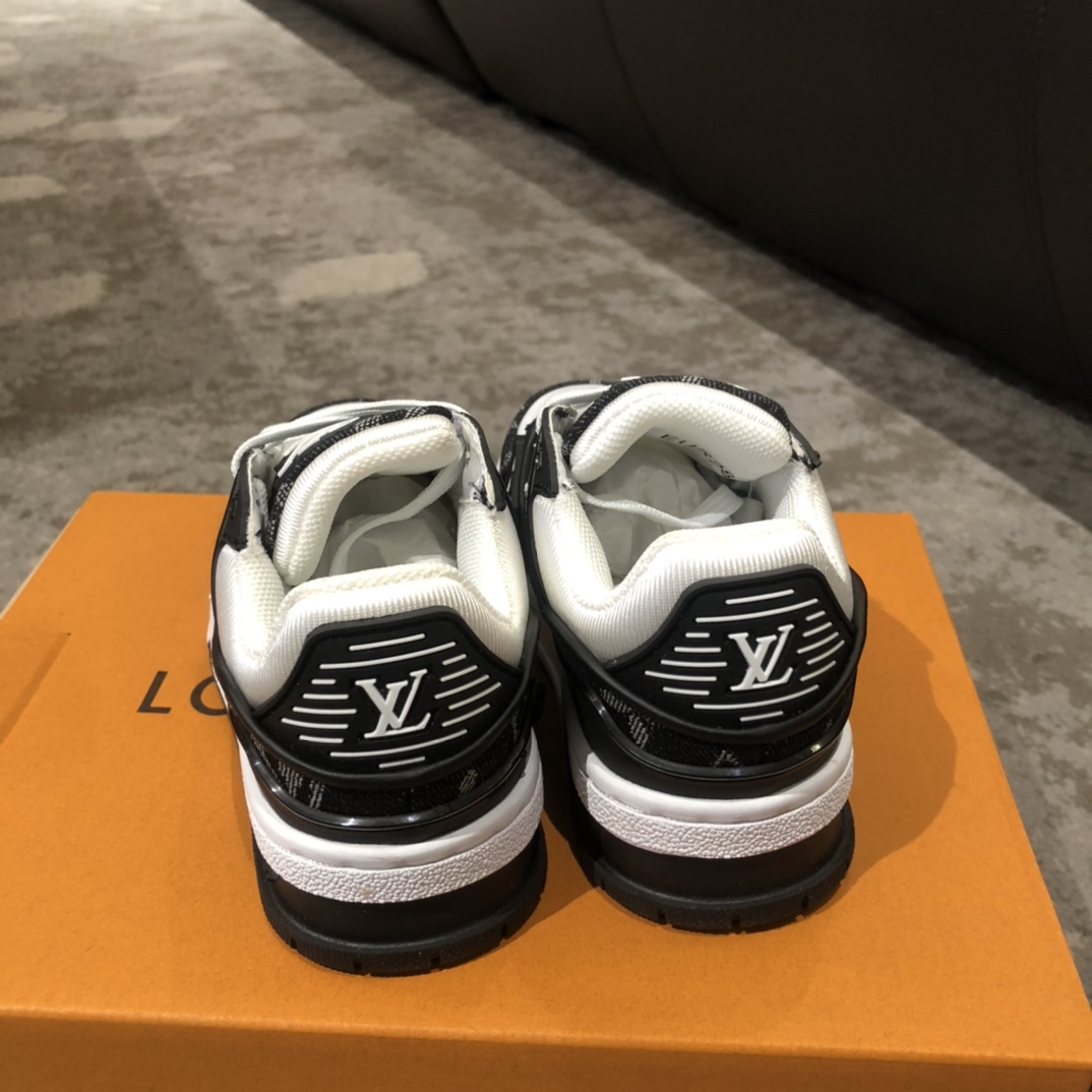 Children's shoes child
